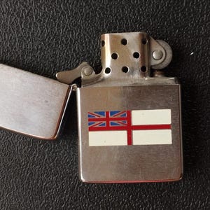 Oryginalna wiatroodporna zapalniczka Zippo – wzór Royal Navy Ensign – wyprodukowana w USA – w pełni sprawna – datowana na 2011 r.