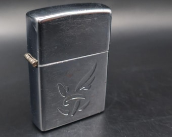 Encendedor vintage de tapa abatible – Cuerpo de metal – Frente grabado – Funcionamiento perfecto