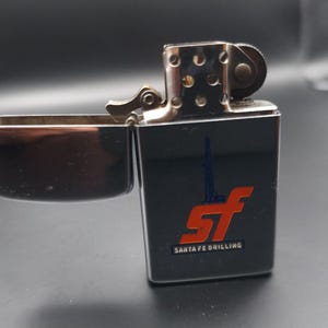 2001年製ヴィンテージ Zippo ライター – サンタフェ ドリリング ロゴ – クローム仕上げ – アメリカ製 – 完全動作品 – 予備フリント付属 – ビデオデモ