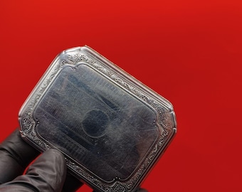 Estuche para cigarrillos vintage en tono plateado – Diseño clásico y ornamentado / Estuche metálico compacto