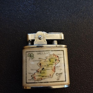 Briquet à essence Hadson vintage - Conception de la carte de l'Irlande - Entièrement fonctionnel - Silex de rechange inclus