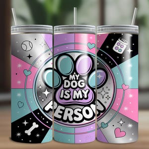 Puede incluir: Tres vasos de acero inoxidable con pajitas transparentes. Cada vaso presenta un diseño colorido con una huella de pata de perro y el texto "MY DOG IS MY PERSON". El fondo incluye corazones, estrellas y un hueso de perro.