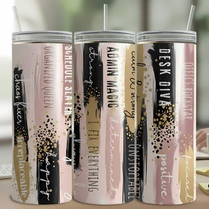 Puede incluir: Tres vasos de acero inoxidable con tapas y pajitas. Cada vaso presenta un diseño único con texto y pinceladas abstractas en negro, dorado y rosa. El texto incluye frases como "Desk Diva" y "Organized Queen."