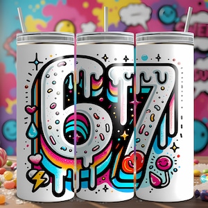 Pode incluir: Três canecas de aço inoxidável brancas com um design colorido "67". O design apresenta cobertura pingando, corações, estrelas e um raio. O fundo é um padrão colorido em estilo grafite com doces e pirulitos.