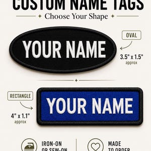 Puede incluir: Etiquetas de nombre personalizadas en forma ovalada y rectangular. La etiqueta ovalada es negra con texto blanco, aproximadamente 8,9 cm x 3,8 cm. La etiqueta rectangular es azul con texto blanco, aproximadamente 10,2 cm x 2,8 cm. Para planchar o coser, por encargo.