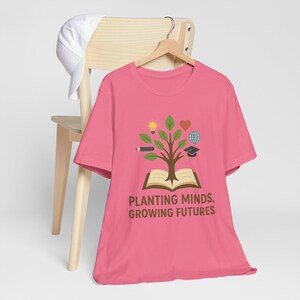 Camiseta para docentes "Sembrando Mentes, Cultivando Futuros" - Regalo inspirador para docentes - Camiseta educativa - Reconocimiento al docente - Moda para el aula imagen 2