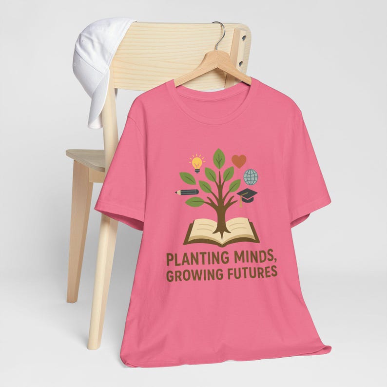 Camiseta para docentes "Sembrando Mentes, Cultivando Futuros" - Regalo inspirador para docentes - Camiseta educativa - Reconocimiento al docente - Moda para el aula imagen 2