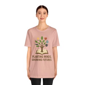 Camiseta para docentes "Sembrando Mentes, Cultivando Futuros" - Regalo inspirador para docentes - Camiseta educativa - Reconocimiento al docente - Moda para el aula imagen 6