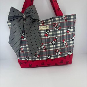 Puede incluir: Una taza de cer&aacute;mica blanca con un asa negra y el texto "But First, Coffee" en negrita negra. La taza se encuentra sobre un fondo neutro, resaltando su dise&ntilde;o simple.