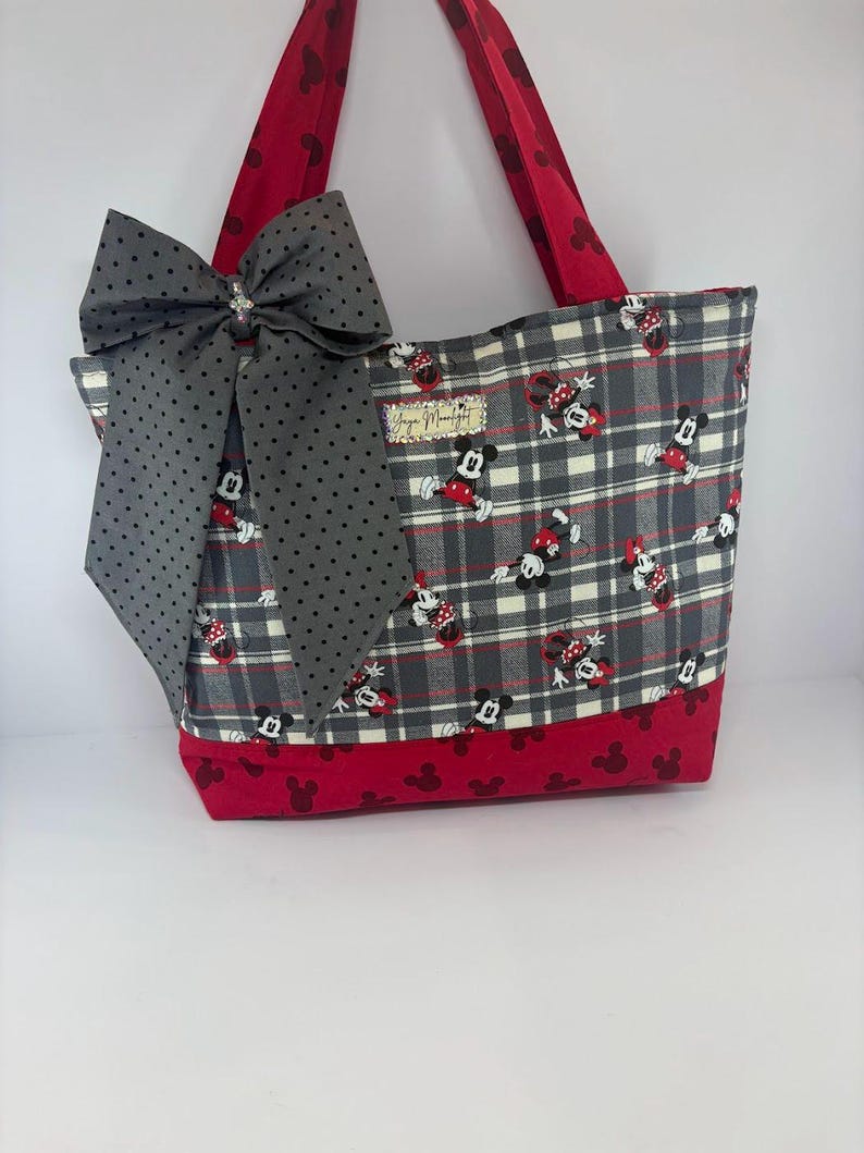 Puede incluir: Una taza de cer&aacute;mica blanca con un asa negra y el texto "But First, Coffee" en negrita negra. La taza se encuentra sobre un fondo neutro, resaltando su dise&ntilde;o simple.