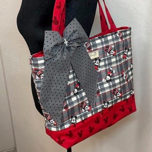 Conjunto de regalo de bolsos tote de Mickey y Minnie Mouse, modernos y femeninos, ideales para cualquier ocasión especial. imagen 9