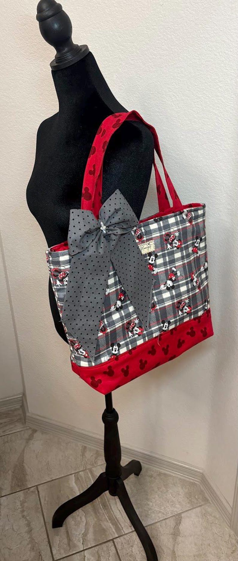 Conjunto de regalo de bolsos tote de Mickey y Minnie Mouse, modernos y femeninos, ideales para cualquier ocasión especial. imagen 9