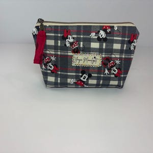 Puede incluir: Un juego de tres tazas de cer&aacute;mica con un acabado mate moteado. Cada taza presenta un color diferente: azul claro, crema y gris. Las tazas tienen un dise&ntilde;o simple y moderno con una forma redondeada y un asa c&oacute;moda.