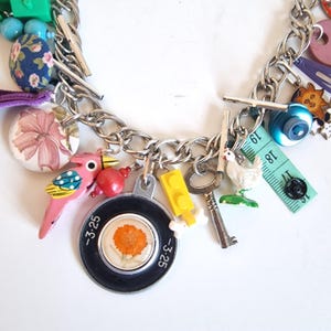 Mixed Media Clutter Halskette - Upcycled Spielzeug und Fundstücke Schmuck - Kitsch Maximalist Zusammenstellung