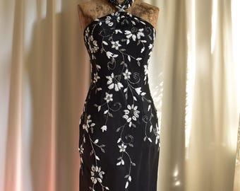 Seidenkleid mit Perlenbesatz im Y2K-Stil: Verspieltes Gothic-Abendkleid im Fairycore-Stil