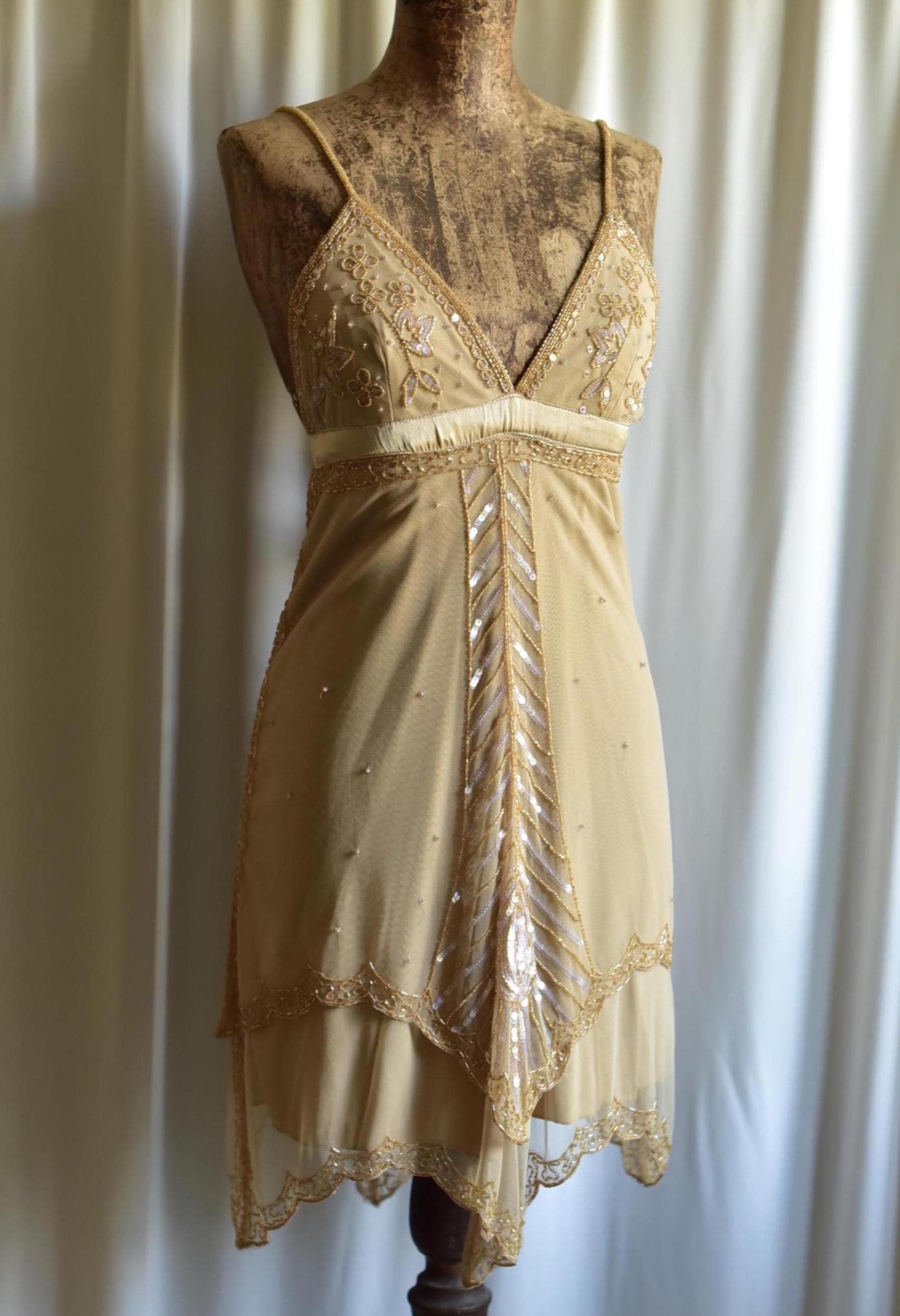 今だけ価格】ジョヴァニ シルバーフェザー装飾ドレス☆ - メルカリ