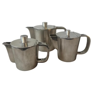 Può includere: Un set da tè in argento con teiera, lattiera e zuccheriera. Il set è realizzato in metallo lucido e ha un design moderno.