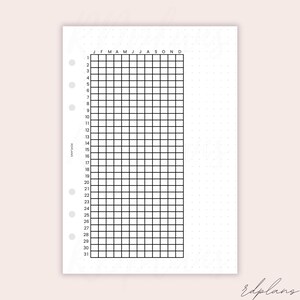 Può includere: Un inserto per planner bianco con una griglia per il monitoraggio degli obiettivi mensili. La griglia è divisa in quadrati per ogni giorno del mese, con i mesi in alto e i giorni sul lato. L'inserto ha fori pre-forati per la rilegatura.