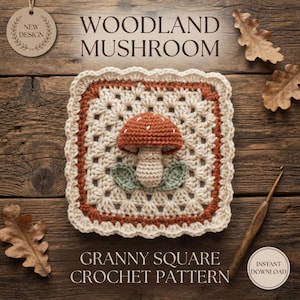 Peut inclure: Un motif carré au crochet présentant un champignon en relief avec un chapeau rouille et un pied beige, agrémenté de deux feuilles vert sauge. Le carré a un centre crème avec une bordure rouille. Le texte indique : WOODLAND MUSHROOM GRANNY SQUARE CROCHET PATTERN.