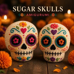 Op de afbeelding: Twee crèmekleurige gehaakte amigurumi suikerschedels met kleurrijke geborduurde bloem- en hartpatronen, zwarte geborduurde oogkassen en gestikte monden. De tekst SUGAR SKULLS AMIGURUMI staat boven de schedels weergegeven.