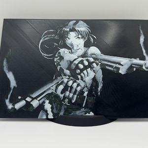 Puede incluir: Una ilustración en blanco y negro de una mujer sosteniendo dos pistolas. La mujer tiene el pelo largo y negro y lleva un atuendo oscuro. El fondo es negro con un patrón texturizado.