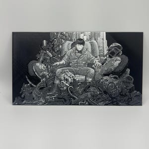 Puede incluir: Una ilustración en blanco y negro de un hombre sentado en una pila de chatarra. El hombre lleva una chaqueta y pantalones. El metal está apilado alto a su alrededor, y hay varias piezas de maquinaria y otros objetos en la pila.