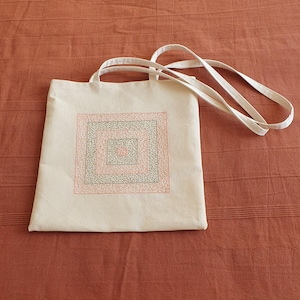 Sac en toile de coton écru brodé main, totebag en tissu brodé