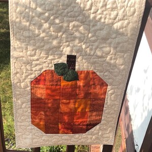 Autumn Pumpkin Quilted Table Topper NCU0DDK595