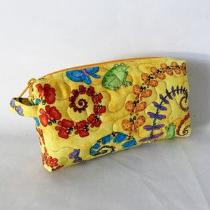Cosmético pequeño, acolchado, con forro de vinilo, cremallera, estampado novedoso, ranas, libélulas, multicolor, amarillo