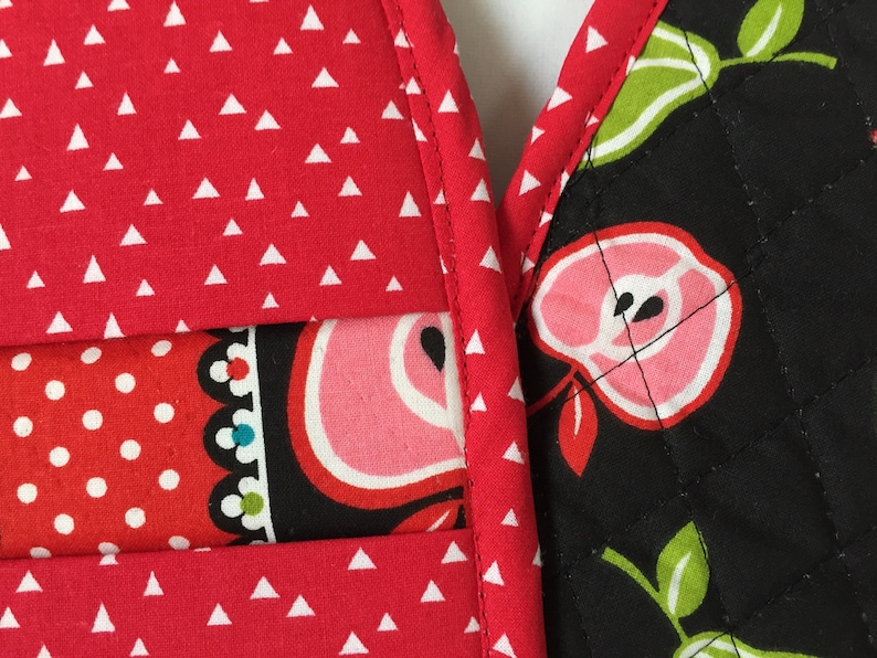 Pot Grabbers Pot Holders Pair Apples and Pears Red Pink Green Black