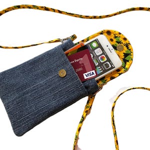 Capa para smartphone, iPhone, alça de pescoço removível, jeans reciclado com girassóis.