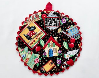 Agarraderas para ollas, par, estampado Mary Engelbreit, multicolor, negro y rojo.
