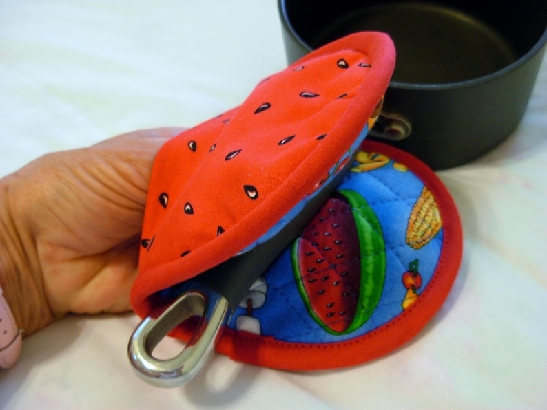 Pot Grabbers Pot Holders Pair Apples and Pears Red Pink Green Black