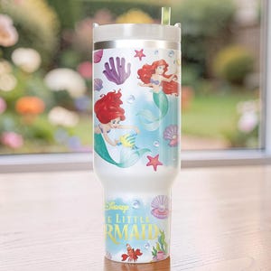 Puede incluir: Un juego de tres tazas de cer&aacute;mica con un acabado moteado y mate. Las tazas son en tonos crema, gris claro y gris oscuro. Cada taza tiene un dise&ntilde;o simple y minimalista y un asa redondeada.