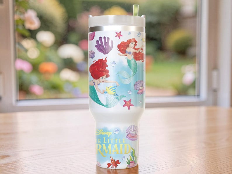 Puede incluir: Un juego de tres tazas de cer&aacute;mica con un acabado moteado y mate. Las tazas son en tonos crema, gris claro y gris oscuro. Cada taza tiene un dise&ntilde;o simple y minimalista y un asa redondeada.