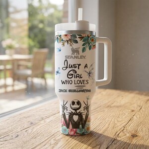 以下が含まれることがあります： 黒い持ち手と「But First, Coffee」の文字が黒い手書き風フォントで書かれた白いセラミックマグ。マグカップは白い表面に置かれています。