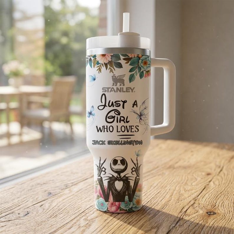 以下が含まれることがあります： 黒い持ち手と「But First, Coffee」の文字が黒い手書き風フォントで書かれた白いセラミックマグ。マグカップは白い表面に置かれています。