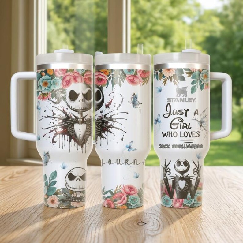 以下が含まれることがあります： 黒い持ち手と「But First, Coffee」の太字の黒い文字が入った白いセラミックマグ。マグカップはぼやけた背景に置かれています。マグカップの高さは約10cmです。