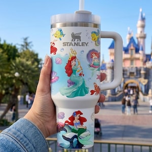 Puede incluir: Un juego de tres tazas de cer&aacute;mica con un esmalte moteado de color crema. Cada taza presenta un dise&ntilde;o floral pintado a mano en tonos rosa, azul y verde. Las tazas tienen una forma simple y redondeada y un asa c&oacute;moda.