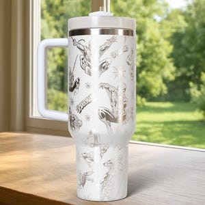 Pu&ograve; includere: Bicchiere termico bianco con manico, con un design argentato di Spider-Man. Il bicchiere ha un coperchio e un manico bianchi e una fascia argentata. La grafica di Spider-Man mostra il personaggio in varie pose e la scritta "Spider-Man".