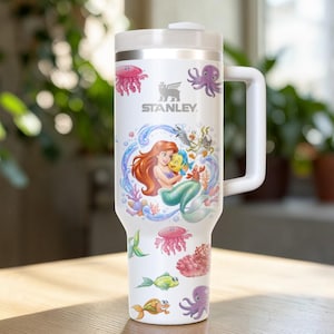 Puede incluir: Un letrero de madera r&uacute;stica con el texto "Welcome to our home" en letras blancas. El letrero presenta un acabado envejecido y un dise&ntilde;o sencillo y acogedor, ideal para un porche o entrada.