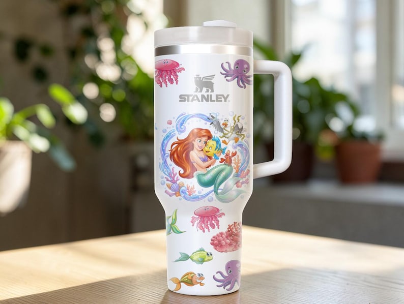 Puede incluir: Un letrero de madera r&uacute;stica con el texto "Welcome to our home" en letras blancas. El letrero presenta un acabado envejecido y un dise&ntilde;o sencillo y acogedor, ideal para un porche o entrada.