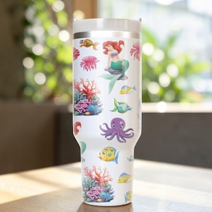 Puede incluir: Un juego de tres tazas de cer&aacute;mica con un acabado mate moteado. Las tazas son de color crema, gris claro y gris oscuro. Cada taza tiene un dise&ntilde;o simple y minimalista.