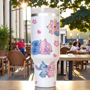 Puede incluir: Un juego de tres tazas de cer&aacute;mica con acabado mate moteado. Las tazas son de color crema, gris claro y gris oscuro. Cada taza tiene un dise&ntilde;o simple y minimalista.