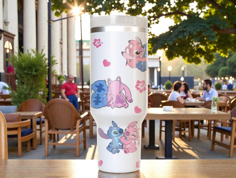 Puede incluir: Un juego de tres tazas de cer&aacute;mica con acabado mate moteado. Las tazas son de color crema, gris claro y gris oscuro. Cada taza tiene un dise&ntilde;o simple y minimalista.