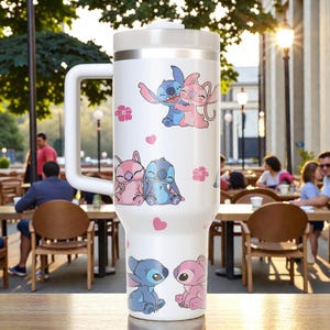 Puede incluir: Un letrero de madera hecho a mano con la palabra "Welcome" en una fuente juguetona. El letrero est&aacute; pintado de blanco con un acabado envejecido y presenta un peque&ntilde;o coraz&oacute;n decorativo. Dimensiones: aproximadamente 30 cm de ancho y 15 cm de alto.