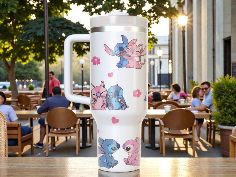 Puede incluir: Un letrero de madera hecho a mano con la palabra "Welcome" en una fuente juguetona. El letrero est&aacute; pintado de blanco con un acabado envejecido y presenta un peque&ntilde;o coraz&oacute;n decorativo. Dimensiones: aproximadamente 30 cm de ancho y 15 cm de alto.