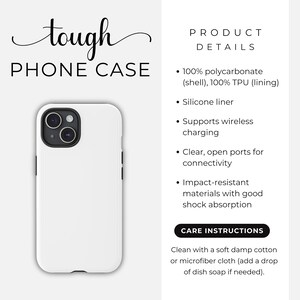 Peut inclure: Coque de t&eacute;l&eacute;phone blanche avec une d&eacute;coupe noire pour l'appareil photo et des boutons lat&eacute;raux noirs. Le texte "tough PHONE CASE" est en haut. D&eacute;tails du produit : coque 100 % polycarbonate et doublure en TPU, doublure en silicone et prise en charge de la recharge sans fil.