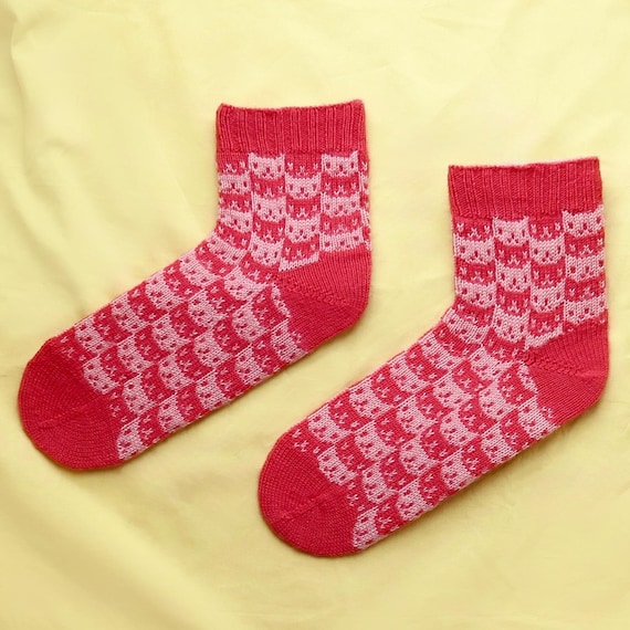 Cuddly cats socks PDF knitting pattern (ENGLISH) – cute colorwork socks digital download
