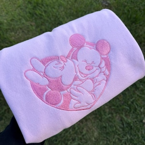 Mickey & Minnie Love Crewneck - Valentinstag bestickter Rundhalsausschnitt